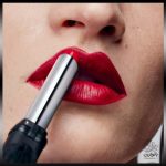 رژ لب مات پودری لورال موگلر – شماره 1974 قرمز کلاسیک پررنگ (Iconic Vivid Red)